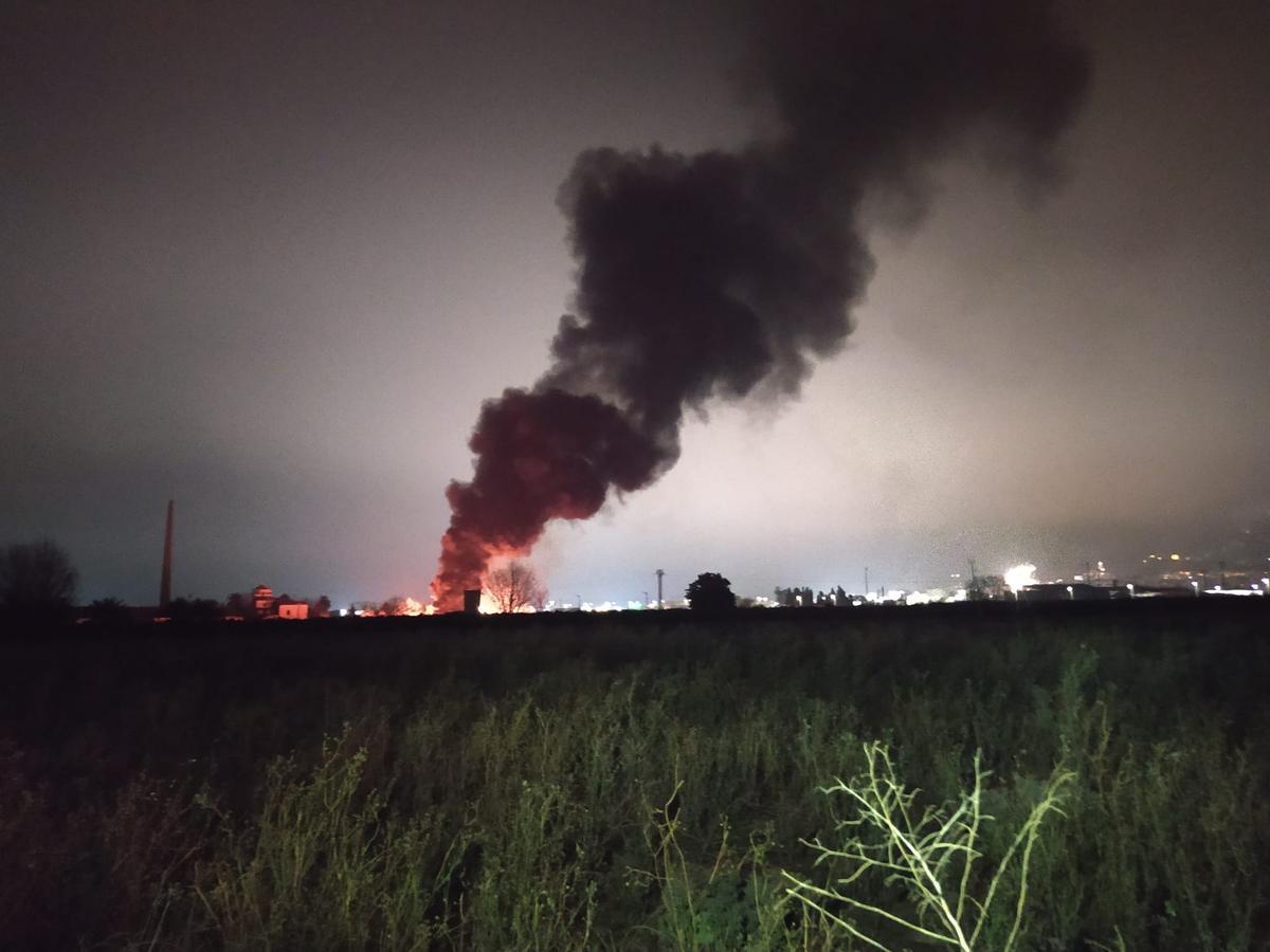 La columna de humo generada por el incendio, desde el núcleo urbano de Xàtiva.