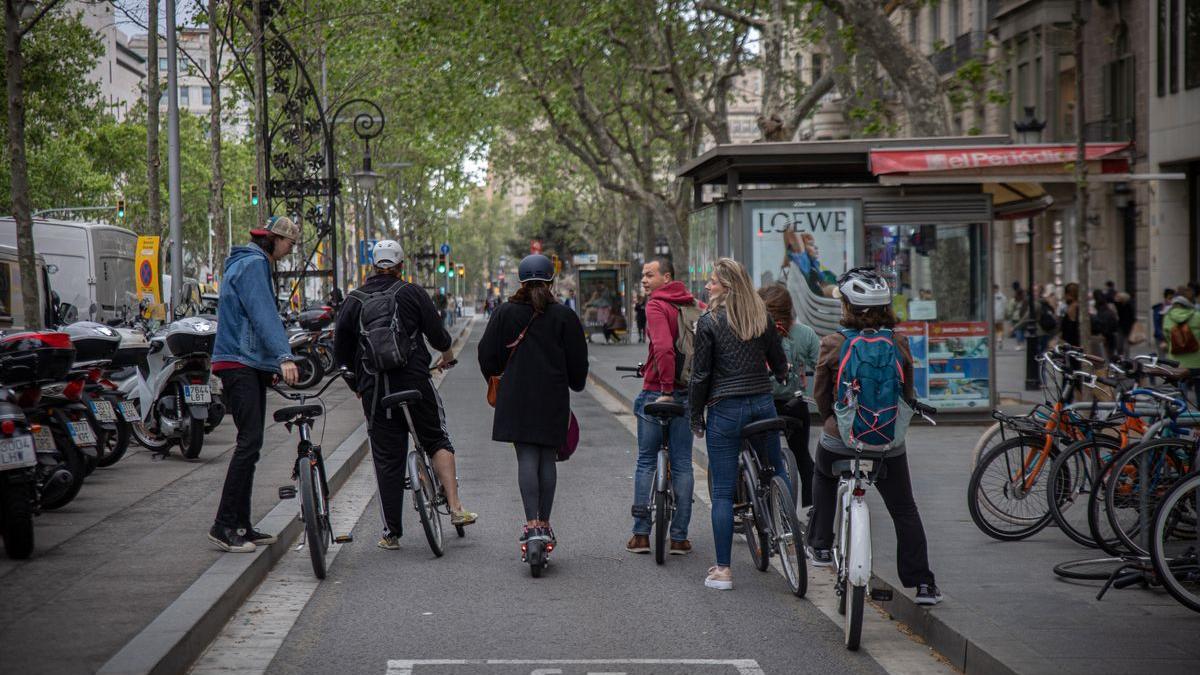 Bicicletas, en el lateral de paseo de Gràcia, poco antes de llegar a plaza de Cataluña, este miércoles.
