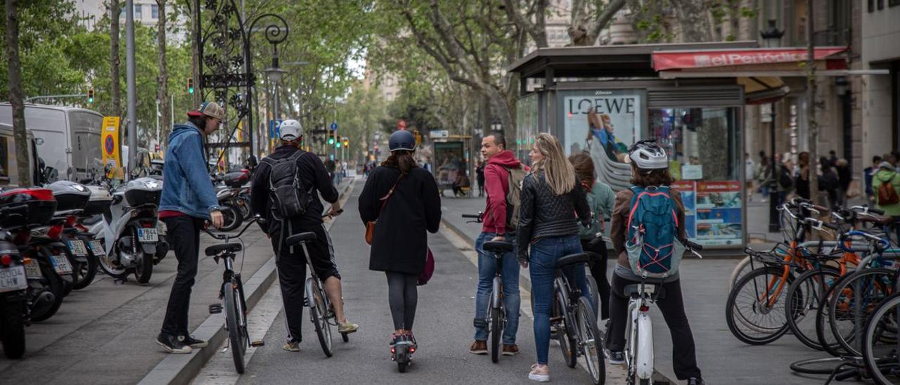 Bicicletas, en el lateral de paseo de Gràcia, poco antes de llegar a plaza de Cataluña, este miércoles.