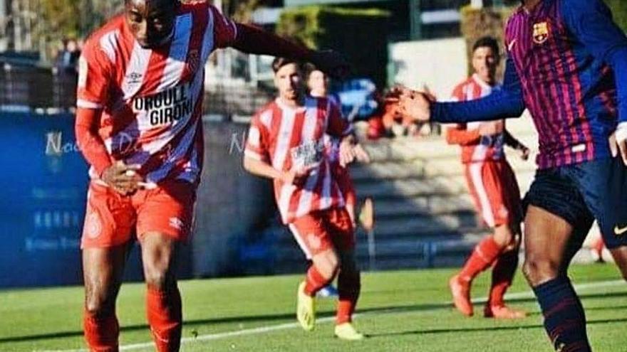 Sani controla un balón ante Ansu Fati en un Girona-Barça juvenil.
