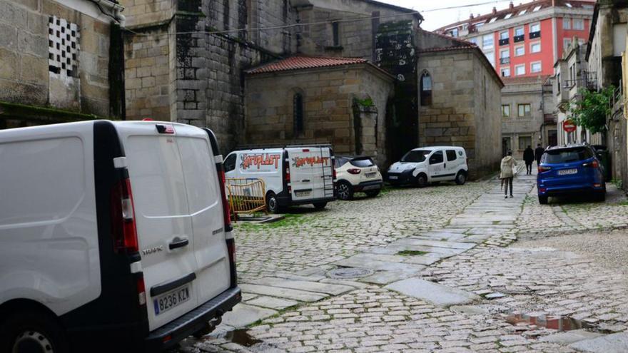 Plaza da Estrela, en Cangas, detrás de la excolegiata