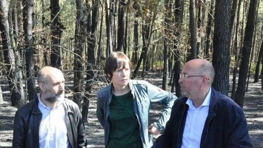 Néstor Rego, Ana Pontón y Adolfo Muíños, en la zona quemada. // FdV