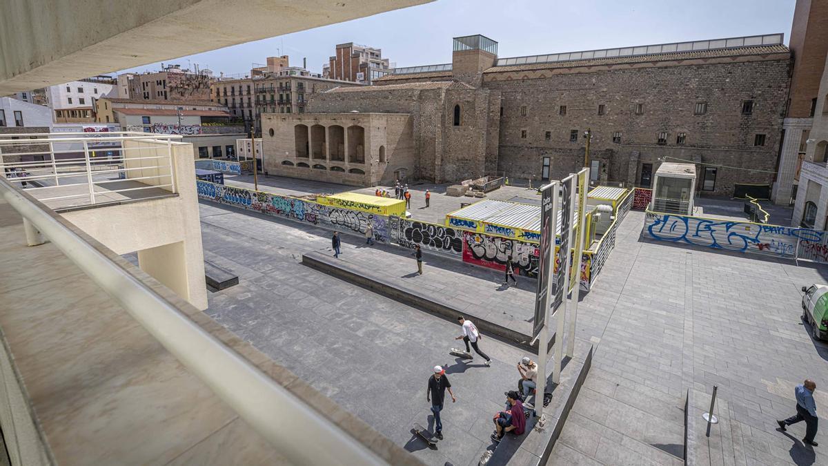 Plaza dels Àngels con las obras del MACBA ya iniciadas