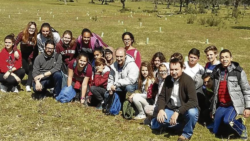 Estudiantes del Augustóbriga de Navalmoral plantan 300 árboles en la dehesa