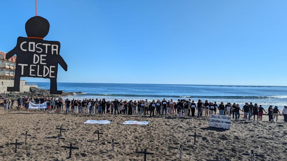 Protesta en la playa de Salinetas (Telde) en contra de las jaulas marinas