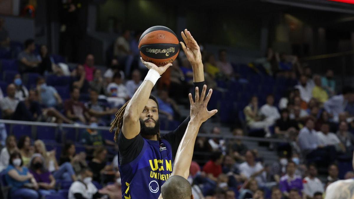 Sito Alonso, anoche, dando instrucciones.  | ACB PHOTO/P.CASTILLO