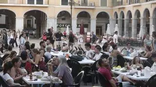 Los vecinos de Palma recuperan la Plaza Major con el penúltimo ‘sopar a la llesca’ del verano