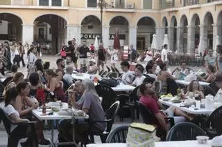 El penúltimo ‘sopar a la llesca’ del verano recupera la Plaza Major para los vecinos