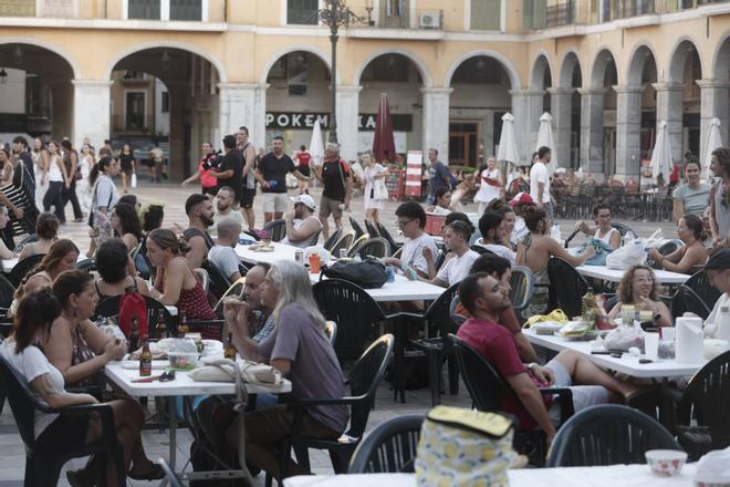 El penúltimo ‘sopar a la llesca’ del verano recupera la Plaza Major para los vecinos