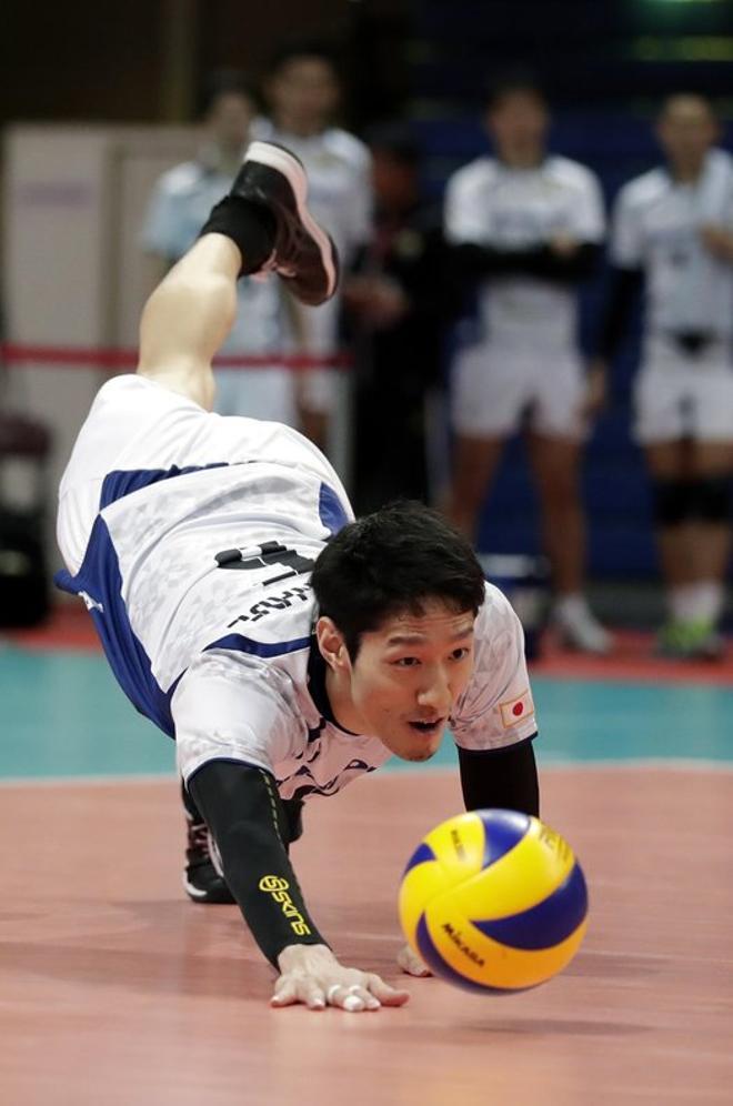 El jugador japonés Sogo Watanabe en acción contra un partido entre Japón y Vietnam en el Campeonato de Voleibol del Club Asiático Masculino 2019.