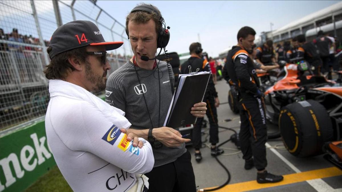 Alonso, junto a su ingeniero, antes de tomar la salida de un gran premio
