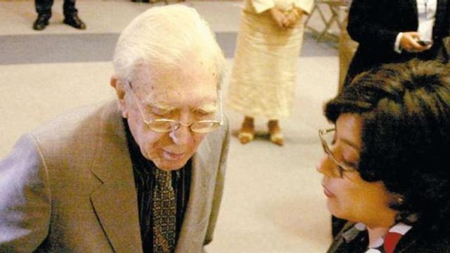 Arriba, una de las últimas apariciones en acto público de Francisco Porrúa. A la izquierda, Cortázar. Abajo, carátula de la primera edición de "Rayuela".