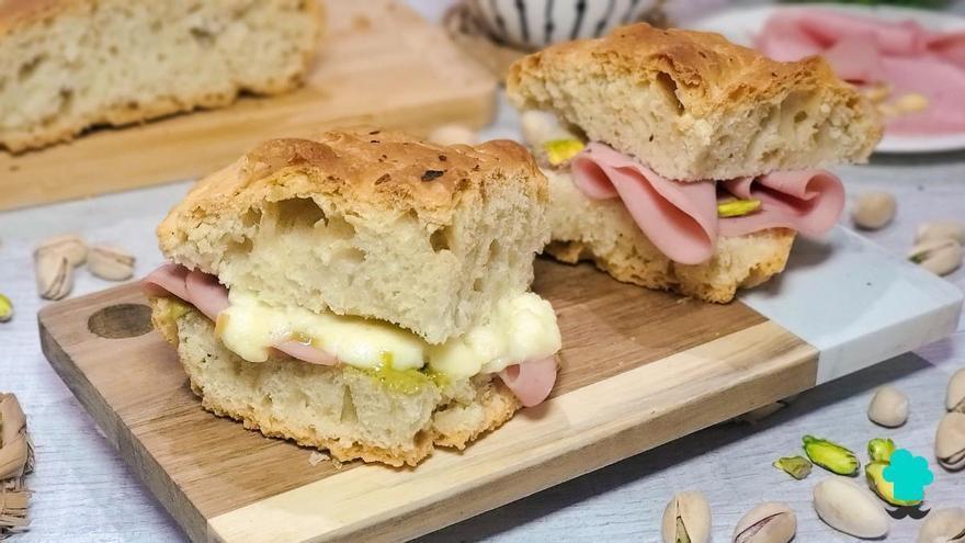 Focaccia rellena de mortadela, burrata y pistacho: el sándwich italiano crujiente por fuera y esponjoso por dentro
