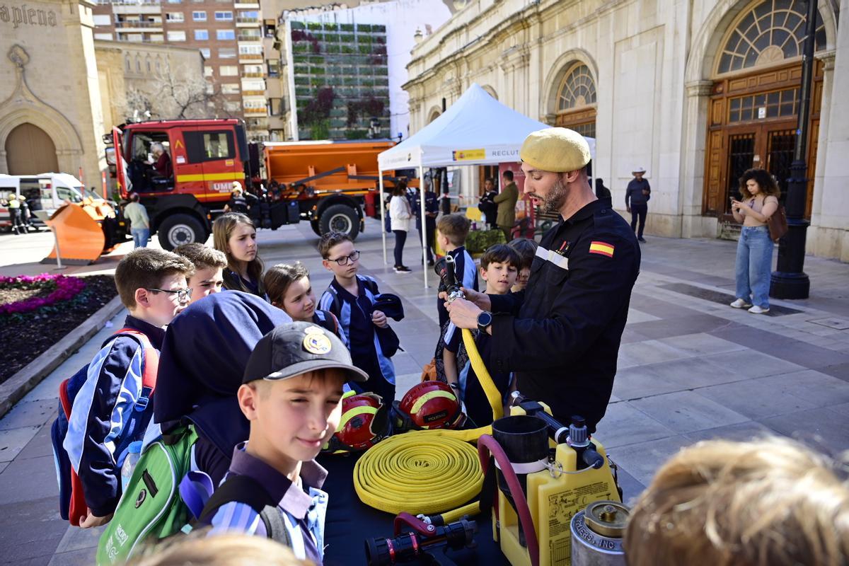 Un militar enseña un detalle de su trabajo a un grupo de niños, ese martes en Castelló.
