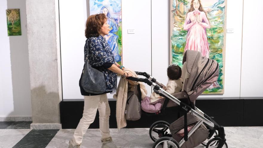 El realismo de Nati Pamies y el estilo onírico de Carolina Andrada, en la exposición &quot;Mujer en el Arte&quot; en Crevillent