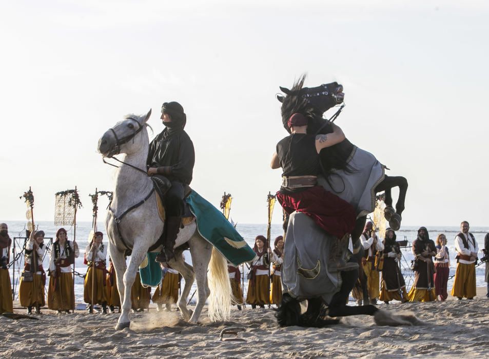 Un espectacular Desembarco al alba da inicio a los Moros y Cristianos en El Campello