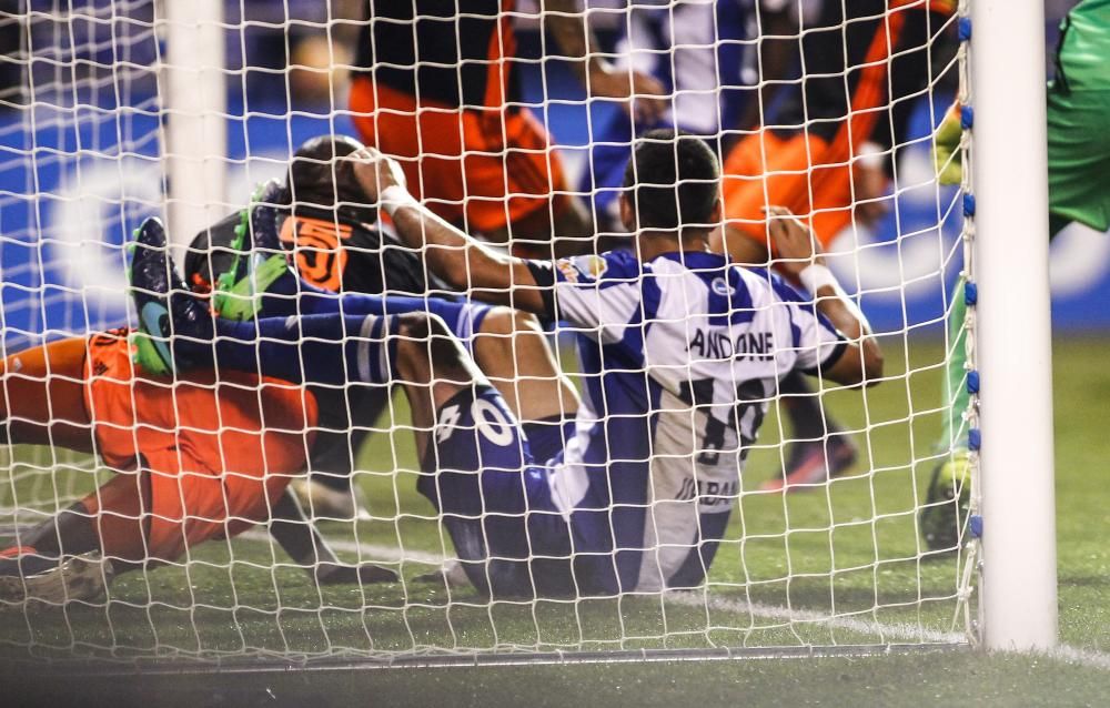 Un Çolak notable librea el ataque con un gran gol y un error suyo propicia el empate (1-1).