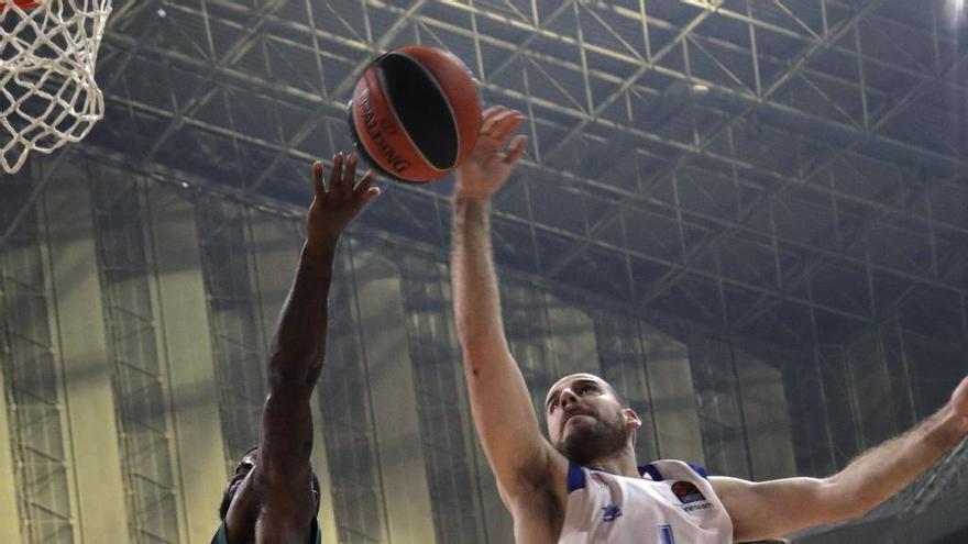 Tyrese Rice, de Panathinaikos, lucha con Quino Colom.