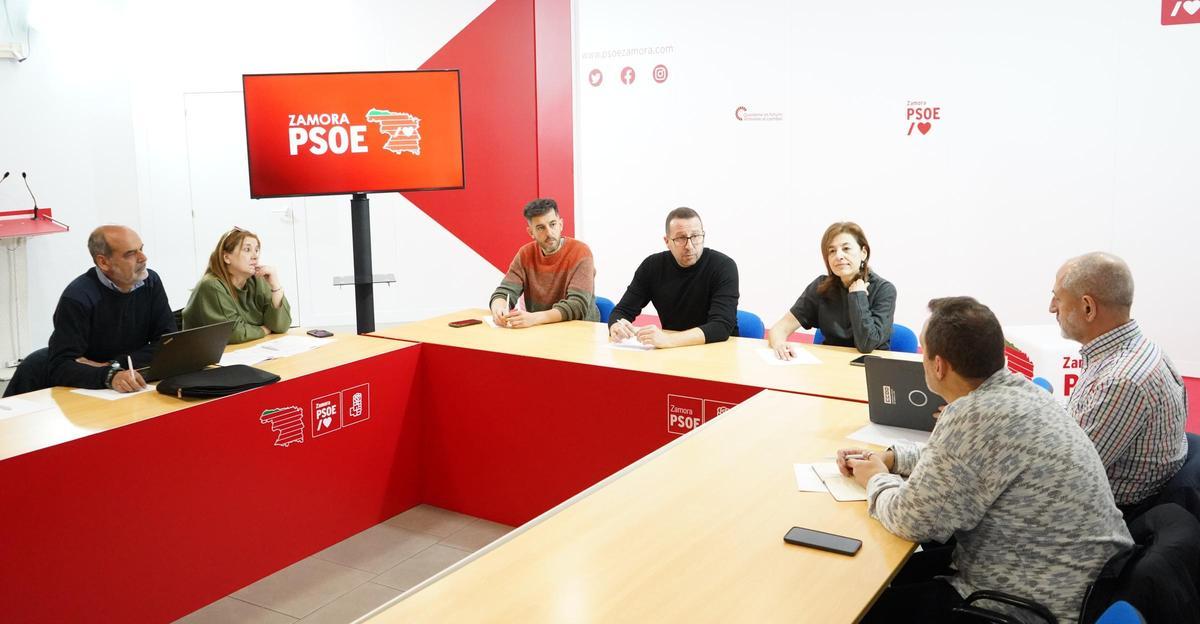 Primera reunión de la Mesa de Incendios del PSOE de Zamora con profesionales del operativo forestal, agentes medioambientales y representantes del sector.