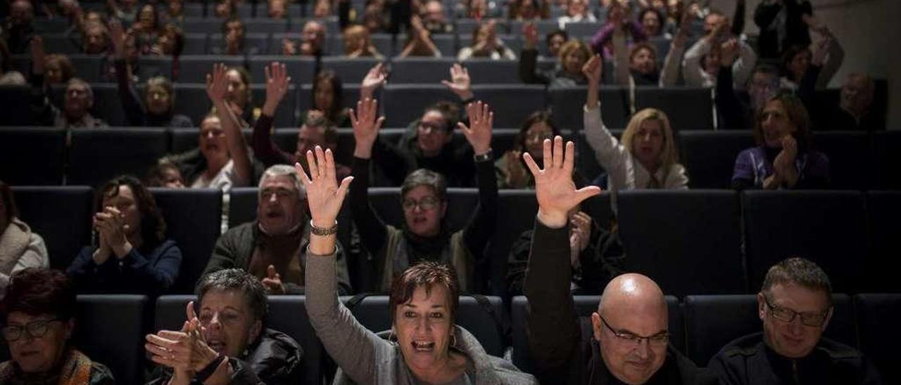 Masiva afluencia a la cita, ayer, en el Auditorio de Verín, en la cual se decidió una próxima manifestación unitaria. // Brais Lorenzo