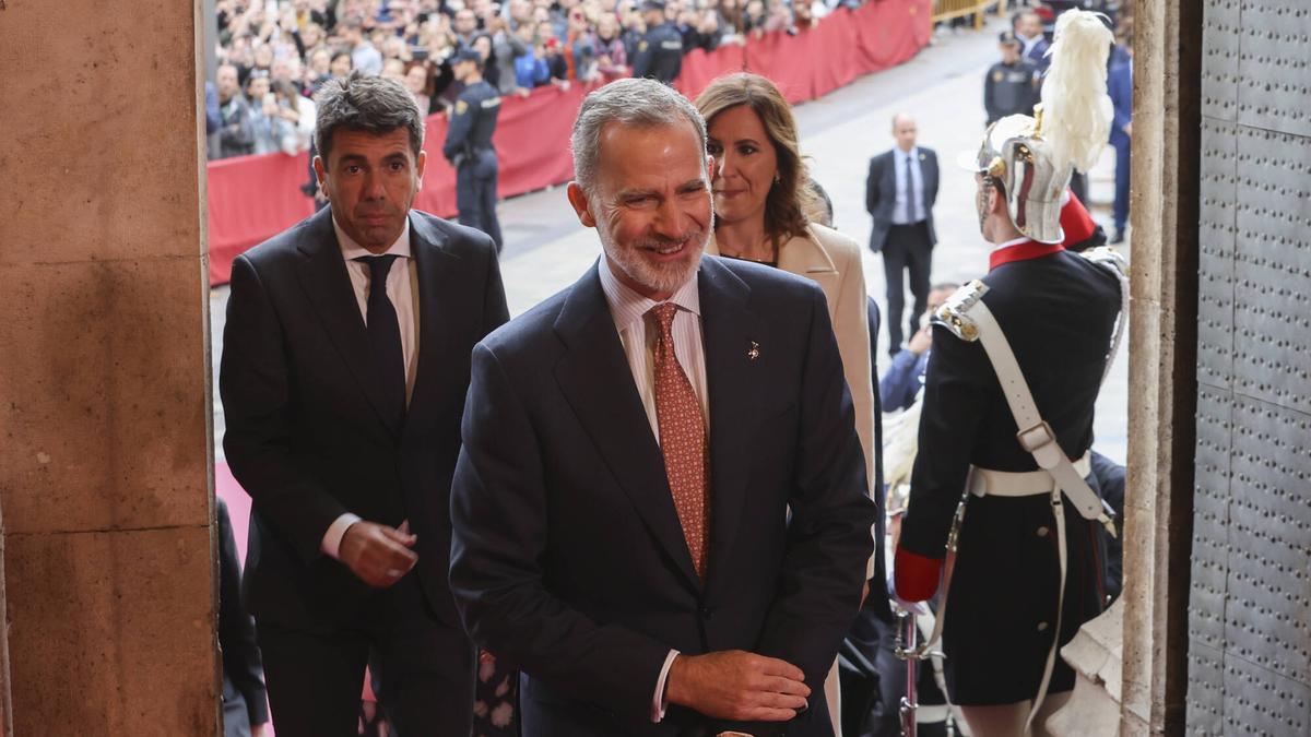 El rey Felipe VI, junto a Mazón y Catalá, en la entrega de los Premios Jaume I