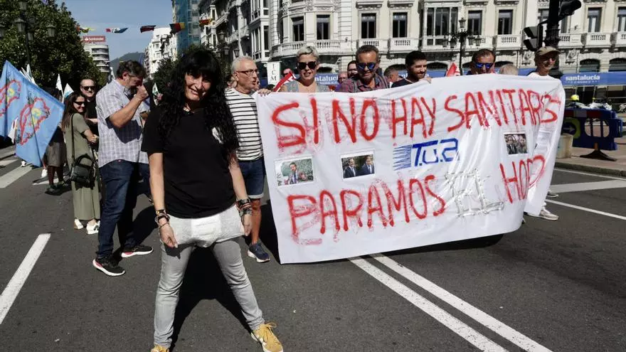 Los trabajadores de TUA cortan el centro de Oviedo y critican a empresa y a Ayuntamiento: "Parece que no va con ellos"