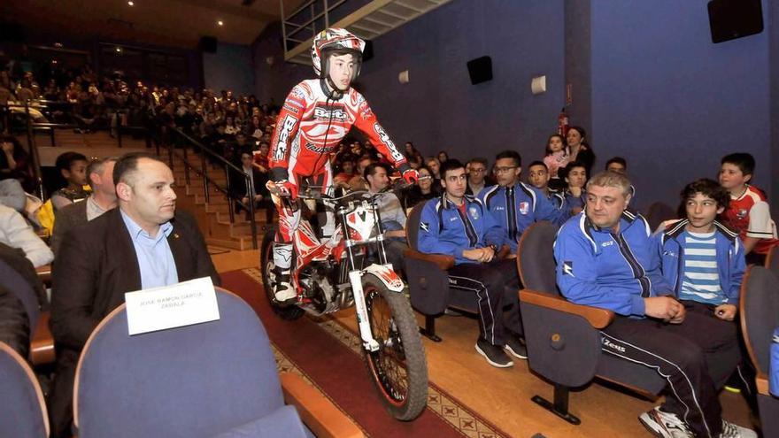 Rodrigo Marchal, entrando al acto.