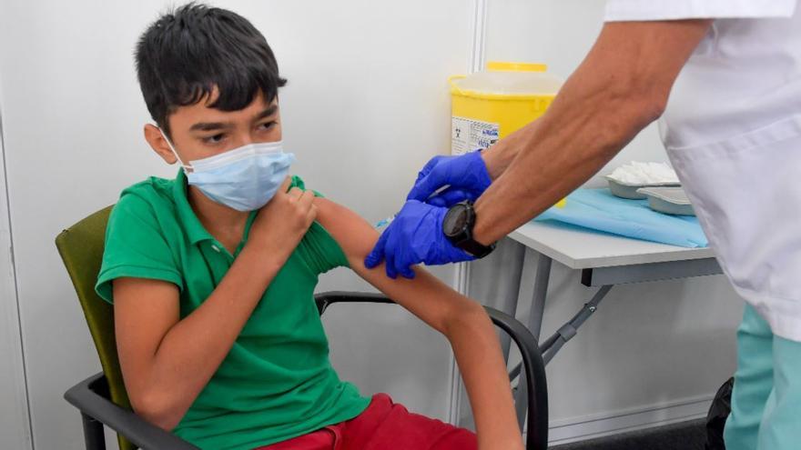 Un niño se vacuna en Infecar el pasado lunes, en Las Palmas de Gran Canaria.