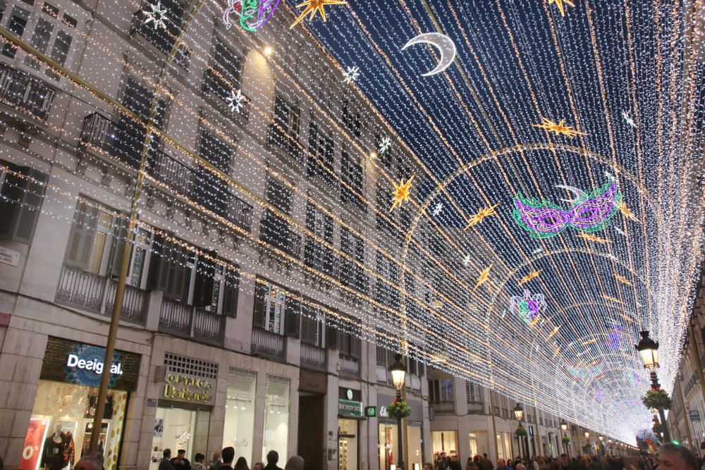 La principal calle del centro de Málaga ya luce los motivos carnavalescos, máscaras y antifaces, con motivo de la Fiesta del Invierno Cálido de la ciudad