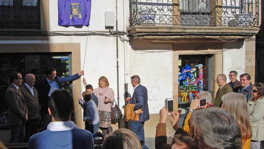 Vega y Elisa Álvarez, una sobrina de la farmacéutica, descubren la placa.