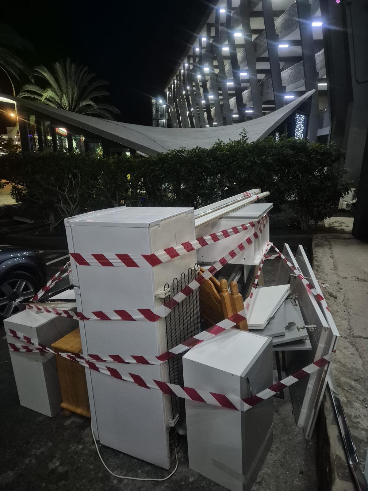 Imagen del mobiliario y los enseres que los presuntos asaltantes sacaron del apartamento