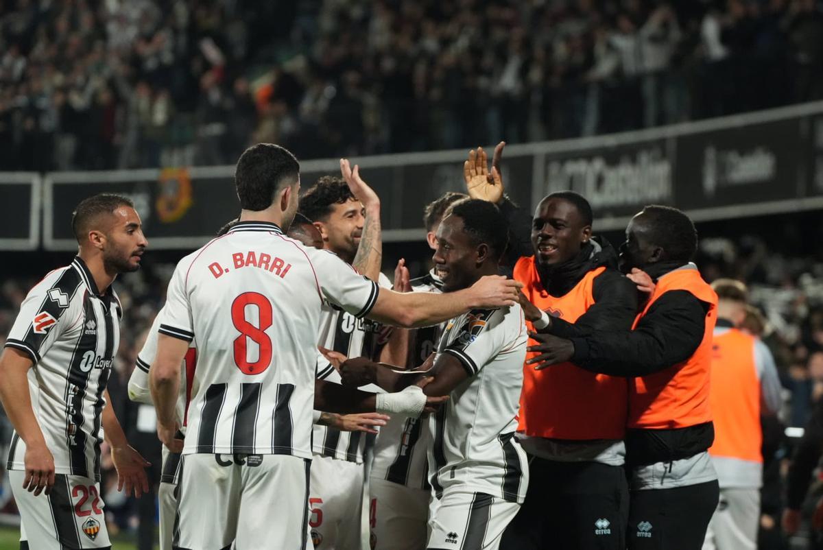 Los jugadores del CD Castelllón celebran uno de los goles.