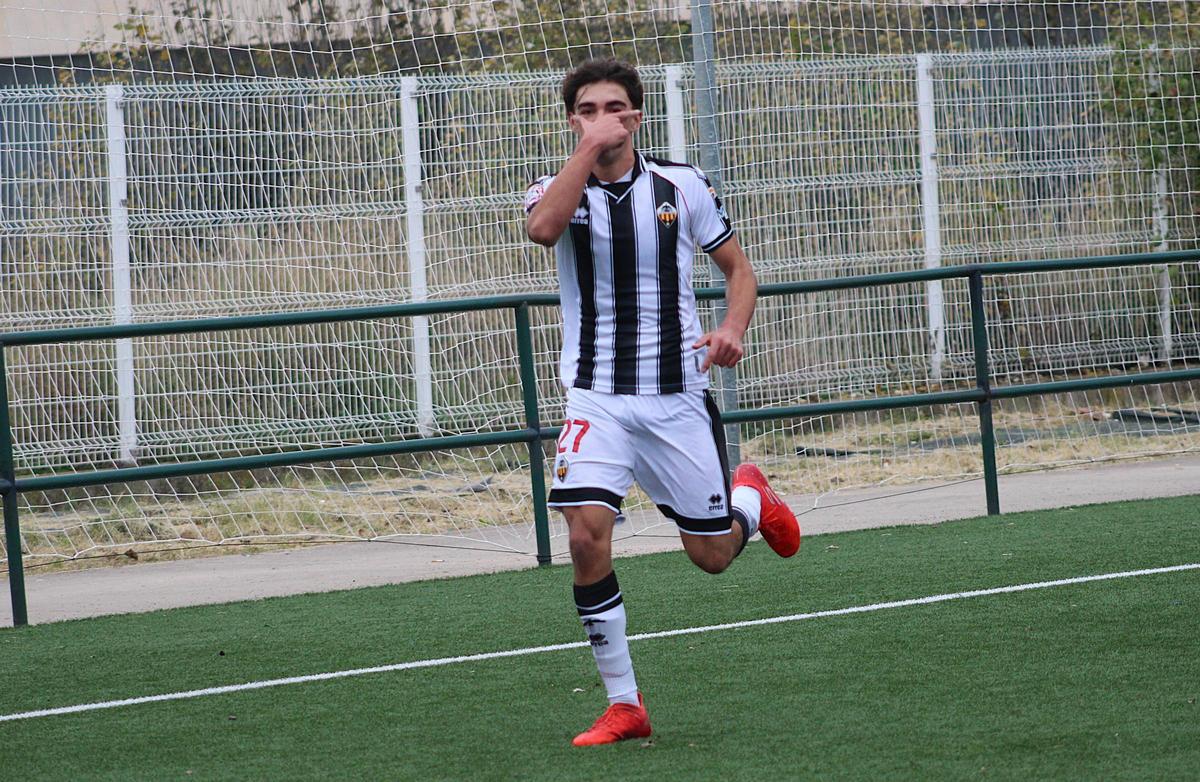 El moixentí Mauro Molla, debutante en el juvenil A, celebra el 2-0 ante el Patacona.