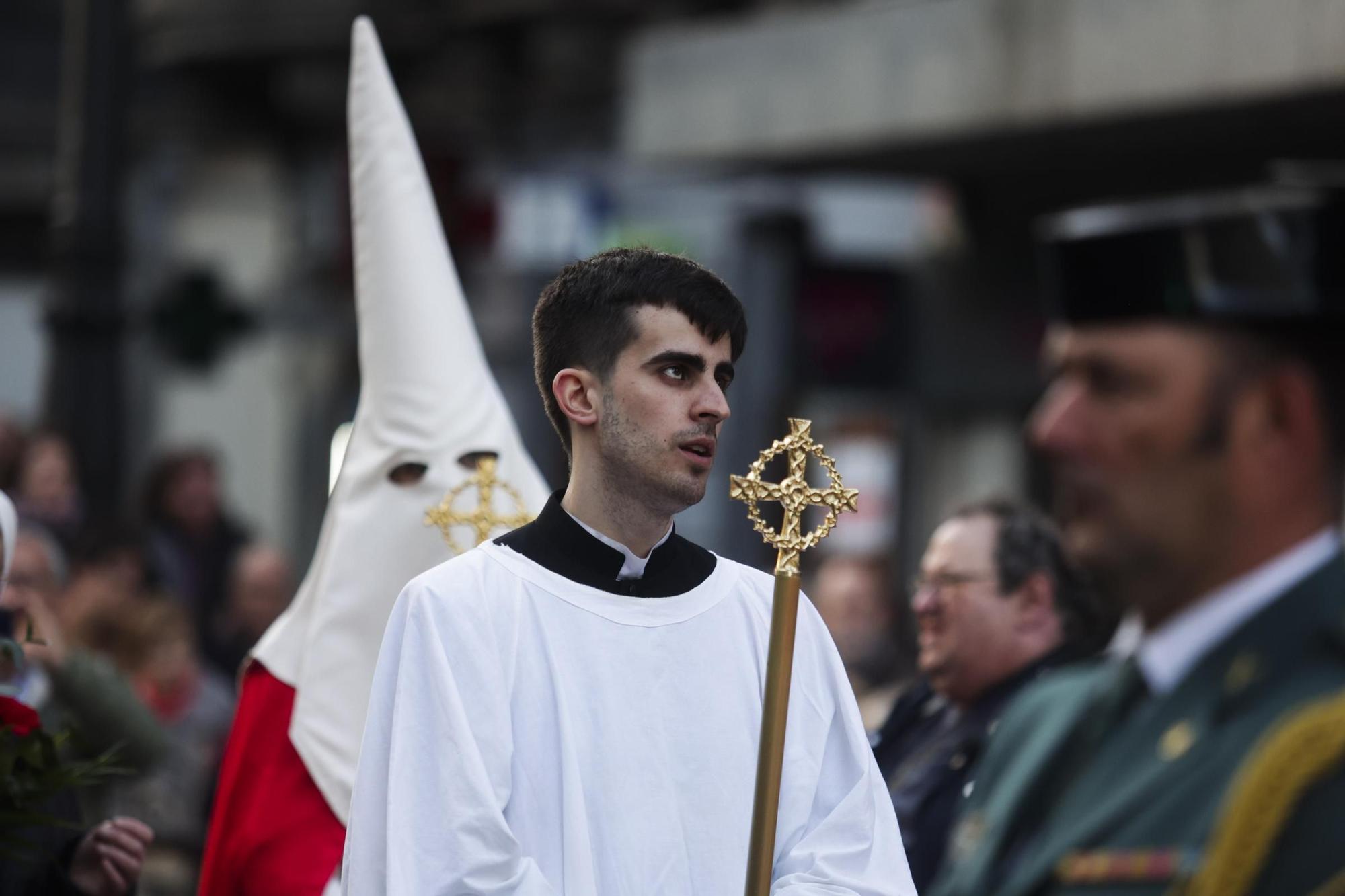 "Toda su vida fue maltratado y finalmente alguien miraba por él": las fotos de la procesión de Jesús Cautivo en Oviedo
