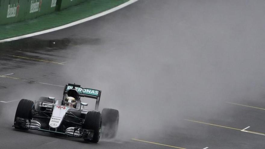 Hamilton lleva a Rosberg hasta el final