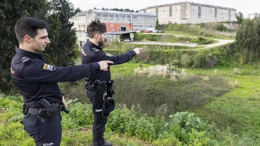Los policías que rescataron al anciano atrapado en el fango en A Coruña: “Había un palmo de agua, si el anciano no hubiera aguantado, igual se habría ahogado”