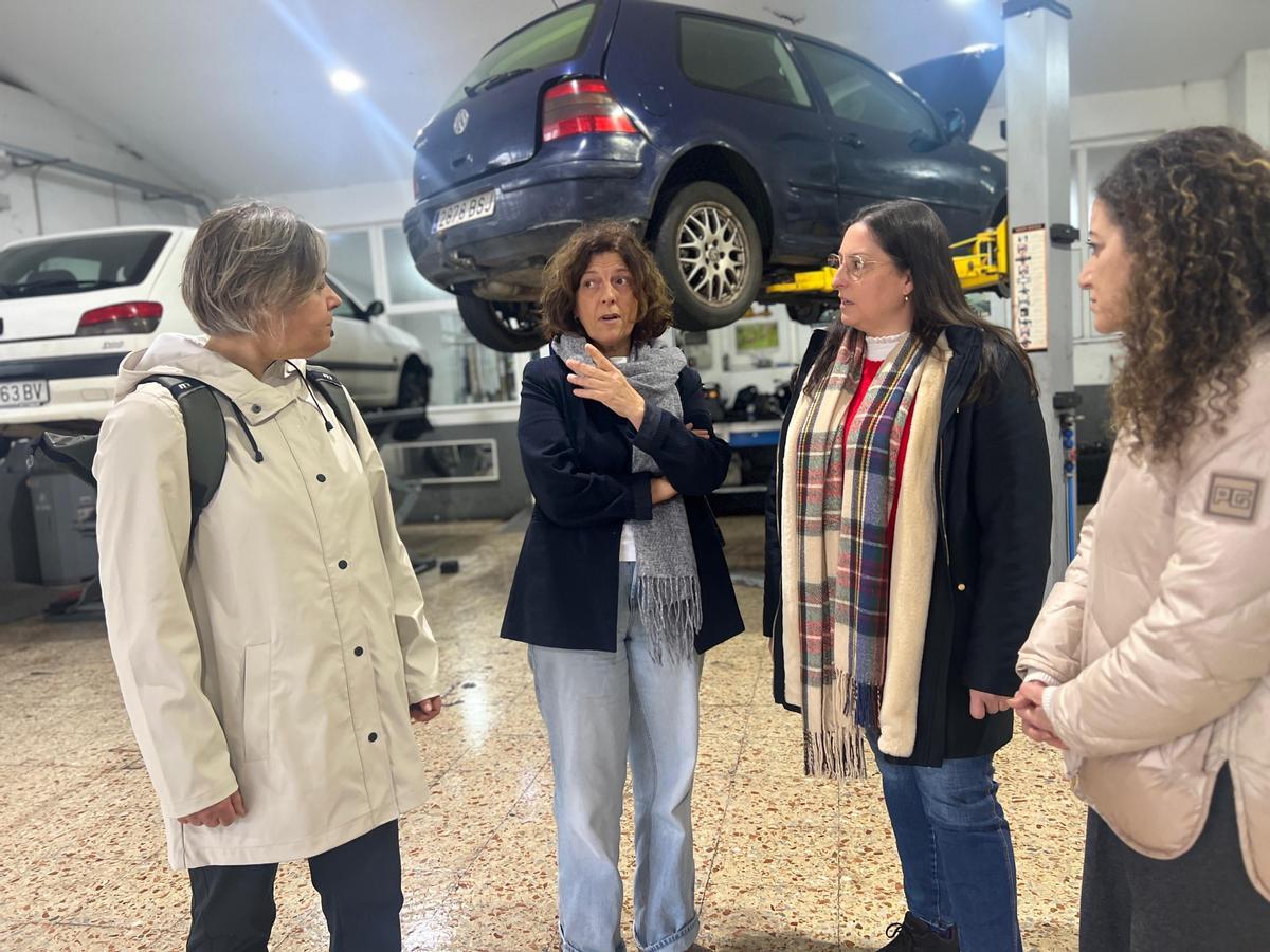 A deputada de Emprego, Rosa Ana García, no centro á esquerda. durante a súa visita a ORDESTAR S.L.