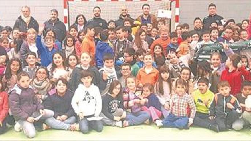 Los jugadores del Cacereño Kevin, Edu Moya y Juanfran, En el colegio Extremadura