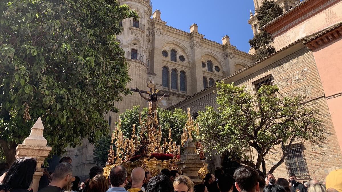 El Cristo de la Agonía, de la hermandad de las Penas, tras salir de la Catedral