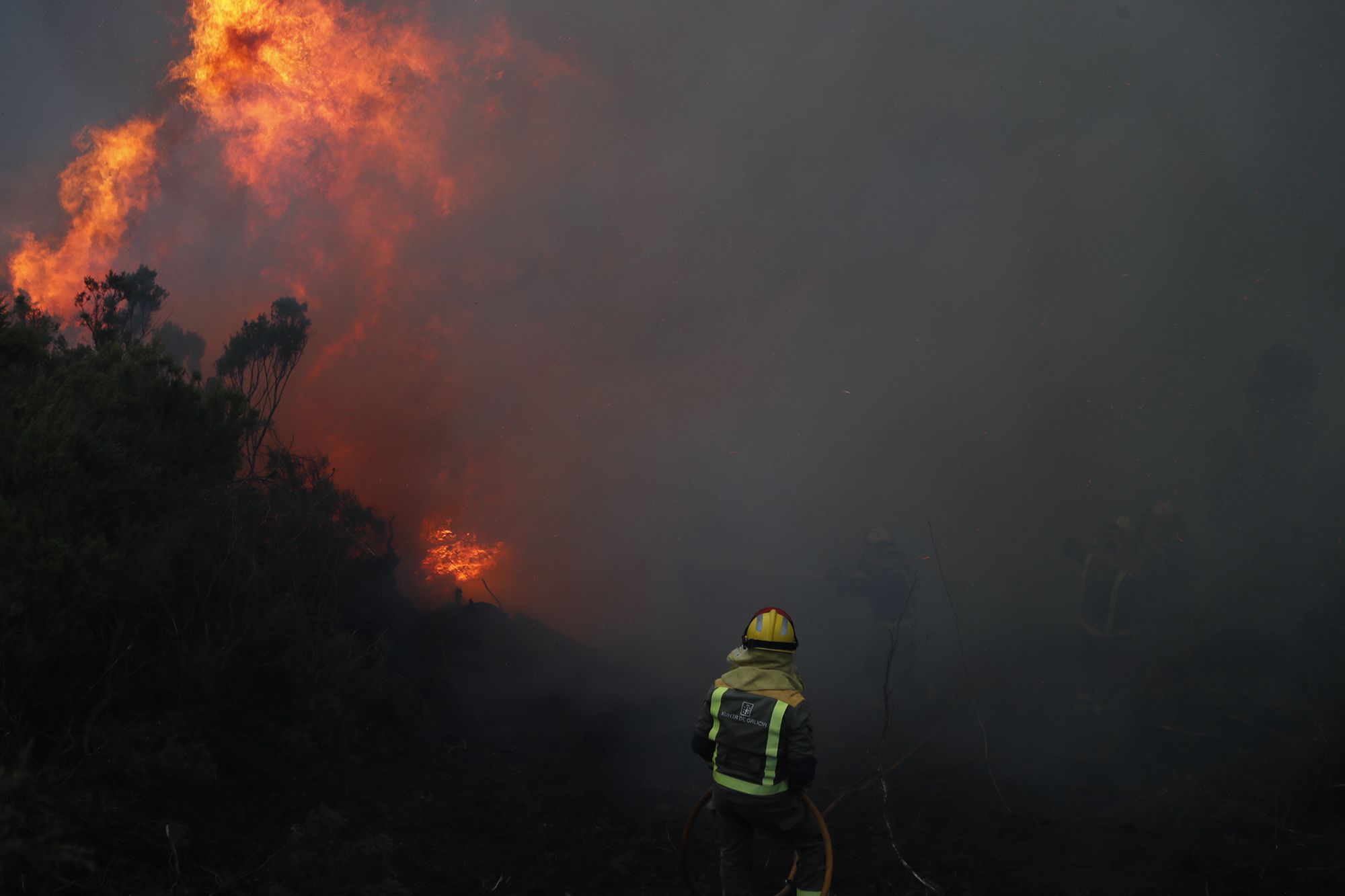 El viento alimenta la primera ola de incendios del año en Galicia en Baleira