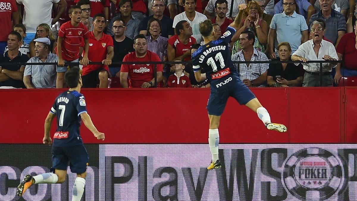 Baptistao salta tras su gol, delante de Gerard Moreno.