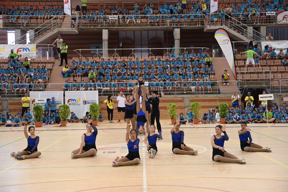 Exhibición de la escuela de perfeccionamiento de patinaje.