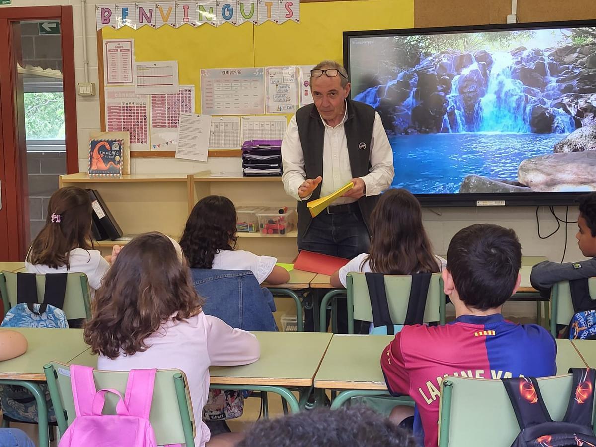 Josep Fernàndez fent classe.