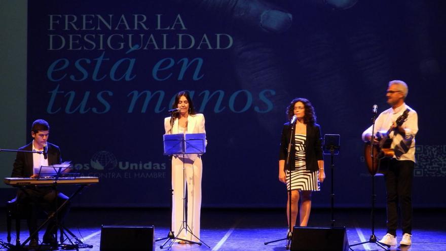 Un instante de la gala solidaria en el Teatro Principal de Ourense. |   // F. CASANOVA