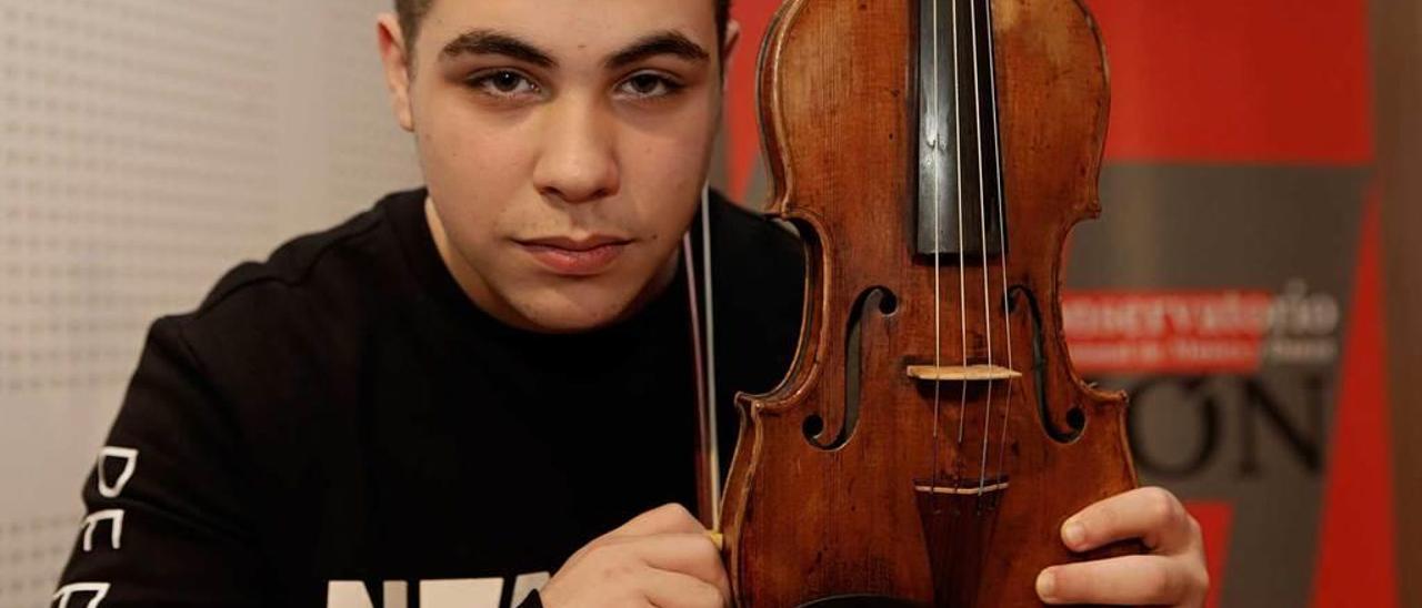 Jesús Méndez Camacho, con su violín.