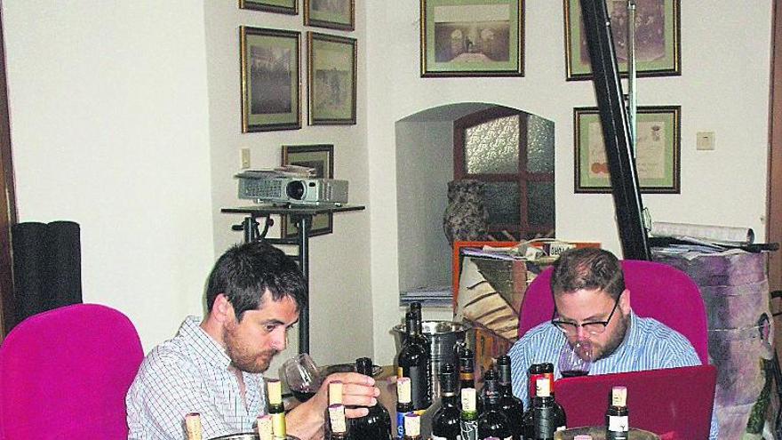 Dos catadores de una guía valoran los vinos de Toro.