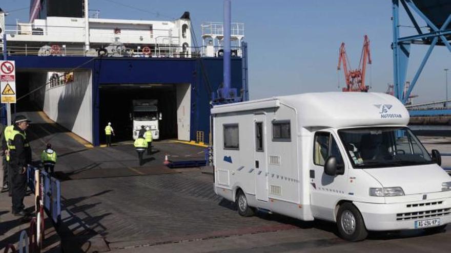 Una autocaravana desembarca en El Musel desde el buque de la autopista del mar, que paga tasas por pasaje.