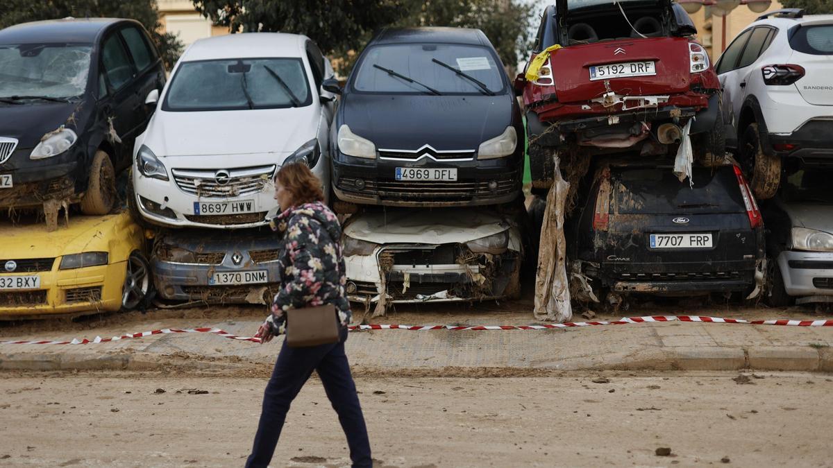 La Policía Local de Valencia retira 2.569 vehículos arrastrados por la dana en pedanías