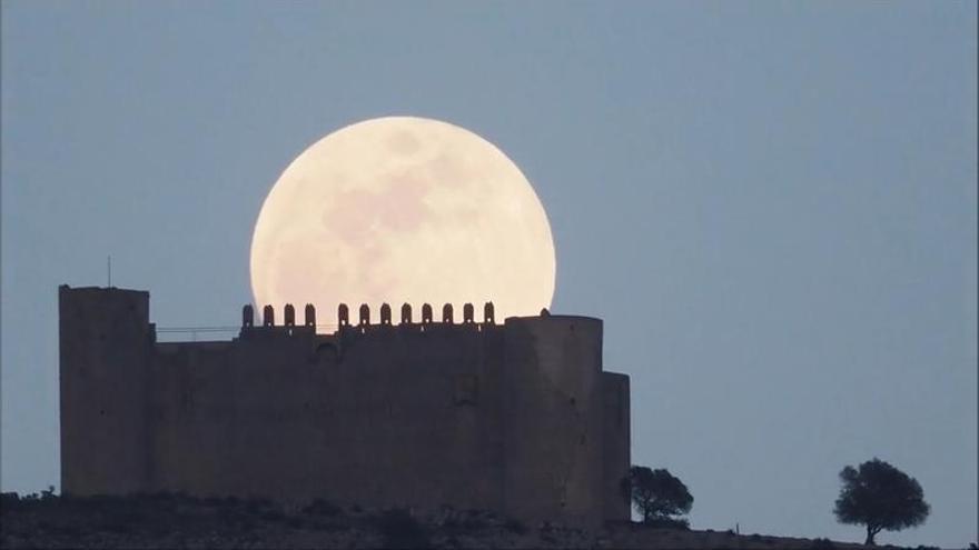 La lluna s’alça rere el Montgrí