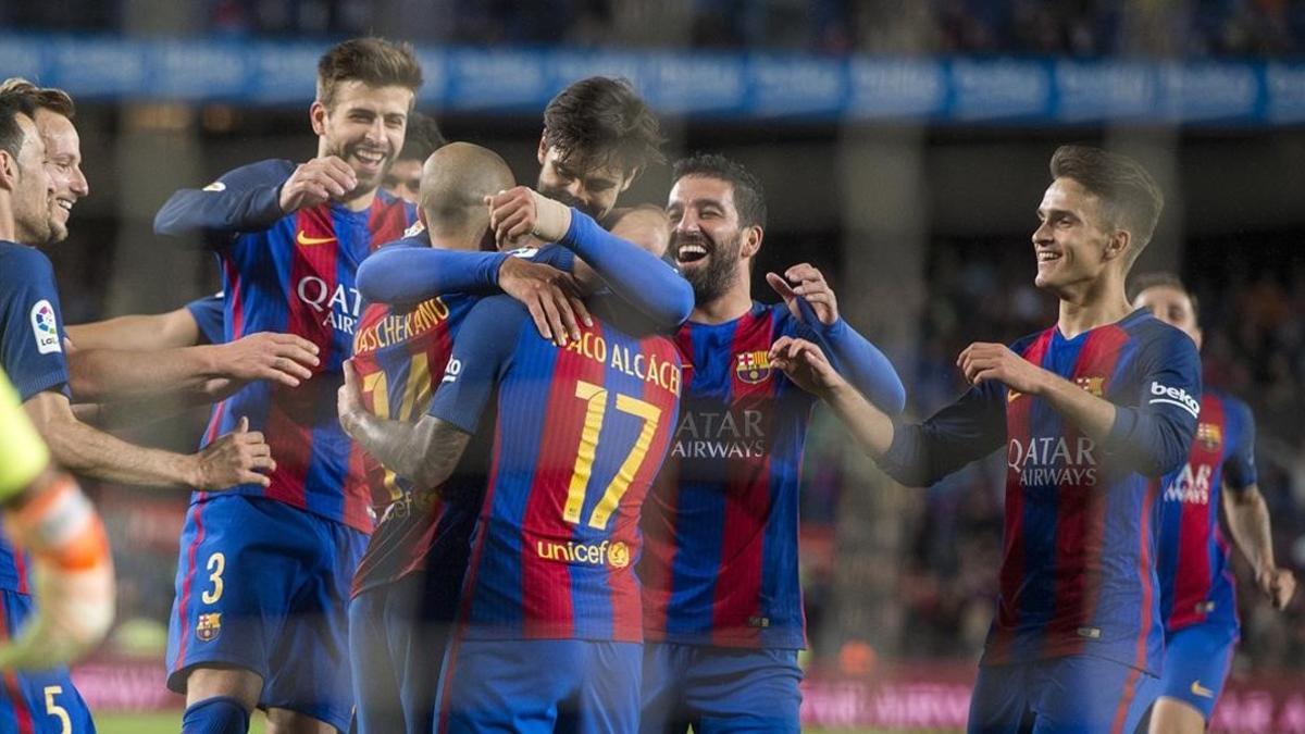 Felicitaciones del equipo a Mascherano tras anotar su primer gol como jugador azulgrana.